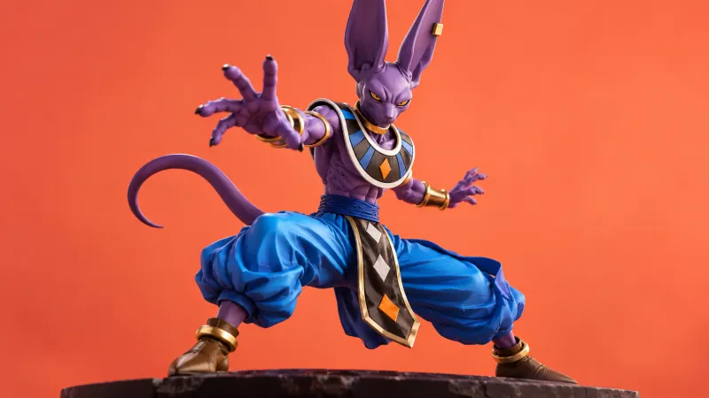 Illustration originale non officielle d'une figurine Beerus en posture de combat sur fond orange uni