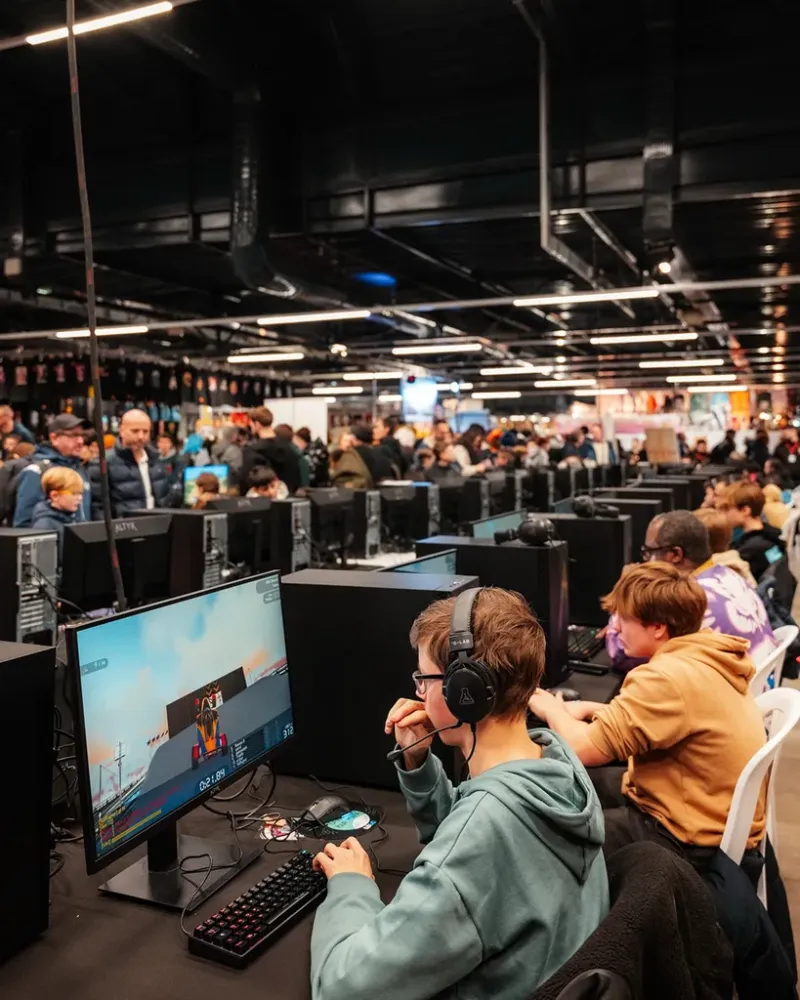 Espace de tournoi de jeux vidéo pendant un festival Geek Life