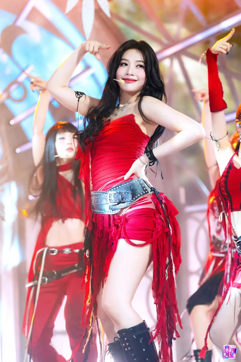 Joy de Red Velvet sur scène à Inkigayo, photo 1